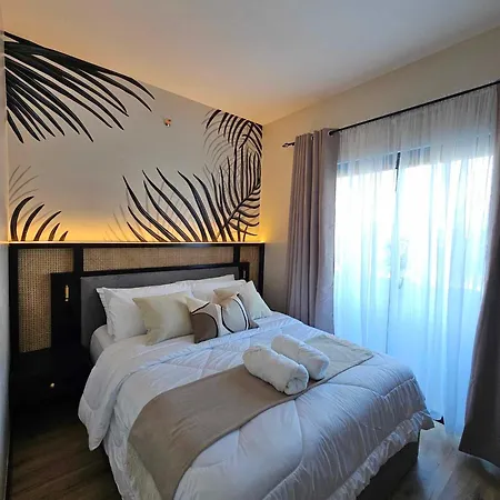 New Modern Pool Front Condo Near It Park